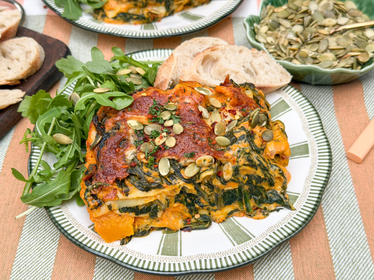 pompoen lasagne recept met geroosterde pompoen, spinazie en mascarpone geserveerd met rucola en stokbrood
