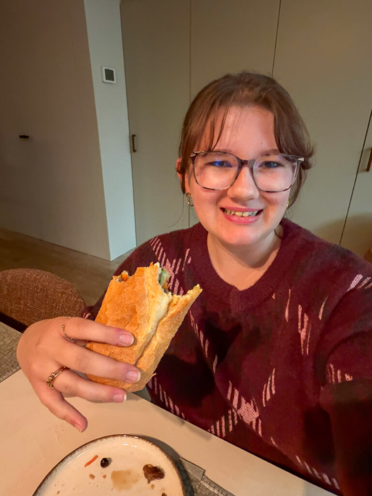 Beaudine eet een broodje