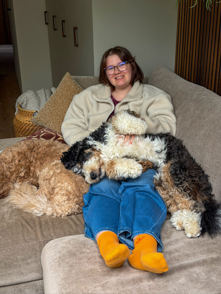 Beaudine knuffelen met de honden op de bank