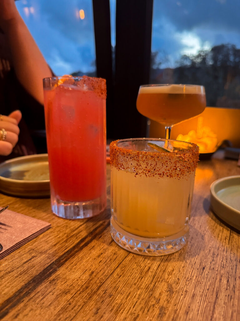 Drankjes drinken in het restaurant