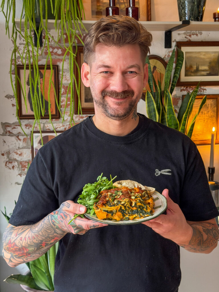 Jan-willem met een bord pompoenlasagne