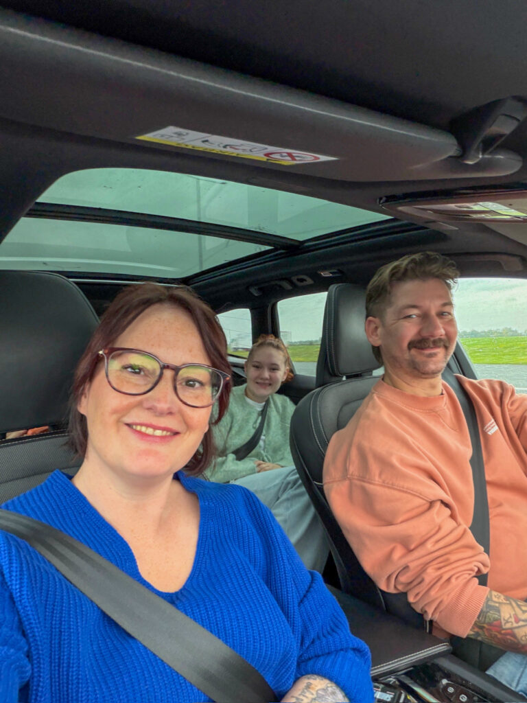 In de auto rijden met z'n allen