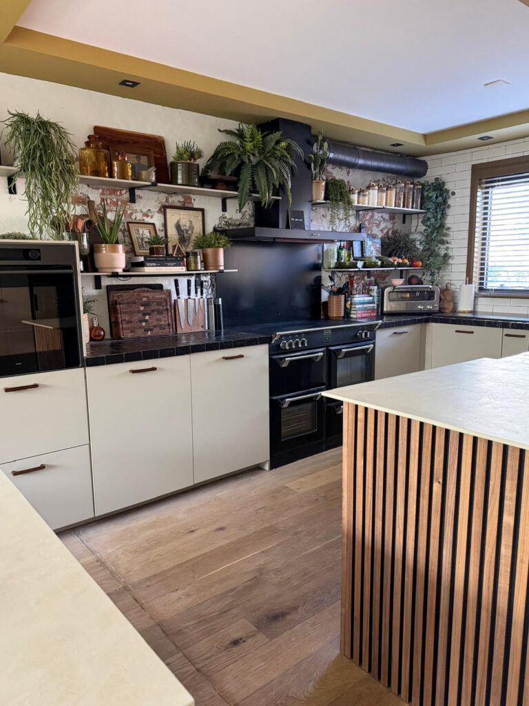 Keuken familie over de kook met vrijstaand fornuis en keukenkastjes in Japandi stijl