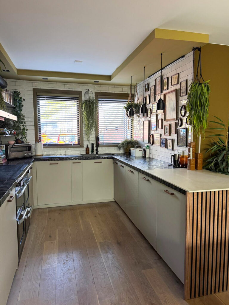 Familie over de Kook keuken in gecombineerde japandi vintage stijl
