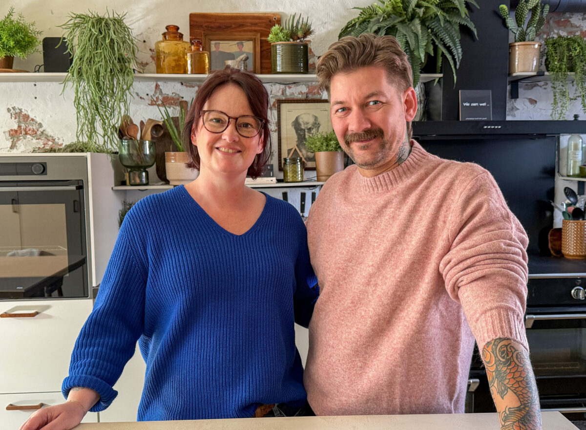 Jan Willem en Marie Louise van Familie over de Kook staan samen in de keuken