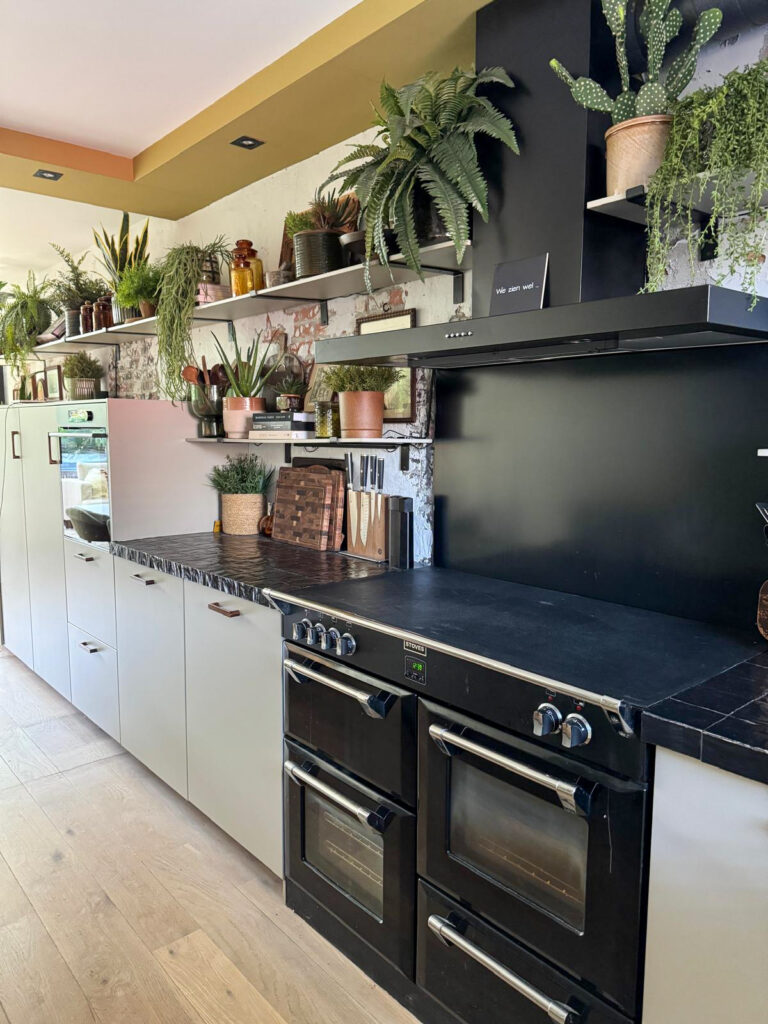 keuken familie over de kook keuken zonder bovenkastje maar met planken