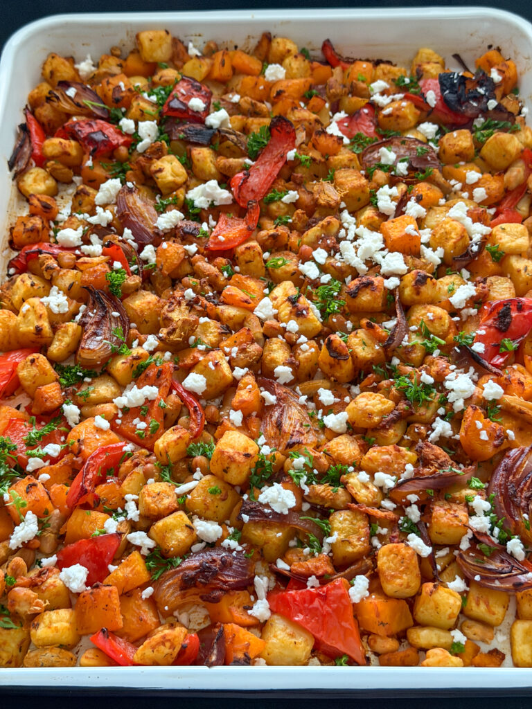 Geroosterde pompoen en krieltjes uit de oven met rode ui, paprika, verkruimelde feta en peterselie