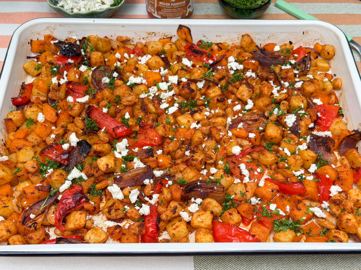 traybake met pompoen, goudbruin geroosterde krieltjes, harissa, rode paprika, cannellinibonen en feta