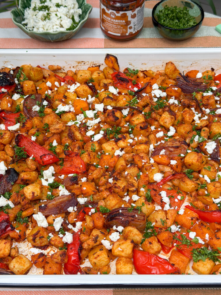 traybake met geroosterde pompoen, kruidige krieltjes, rode paprika en feta