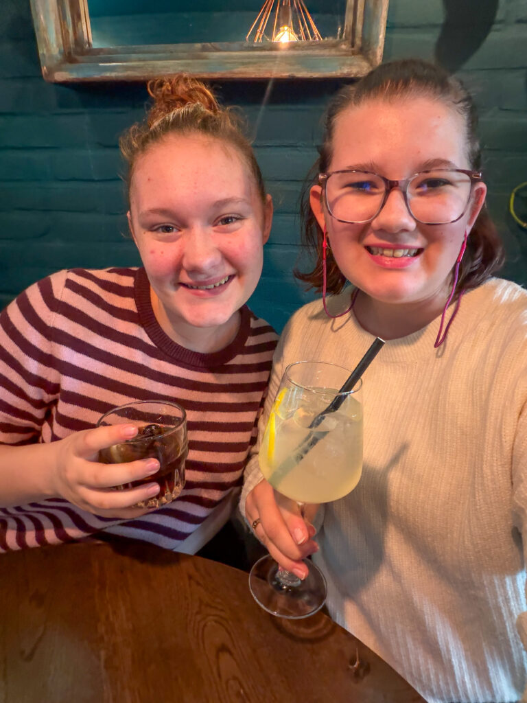 Beaudine en Amaranthe selfie met drankjes