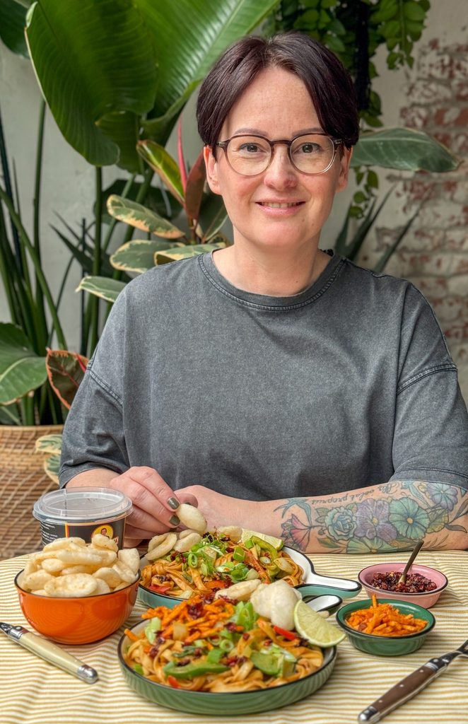 vegetarische noedels met pindasaus en paksoi geserveerd met kroepoek, recept uit weekmenu 45 van familie over de kook